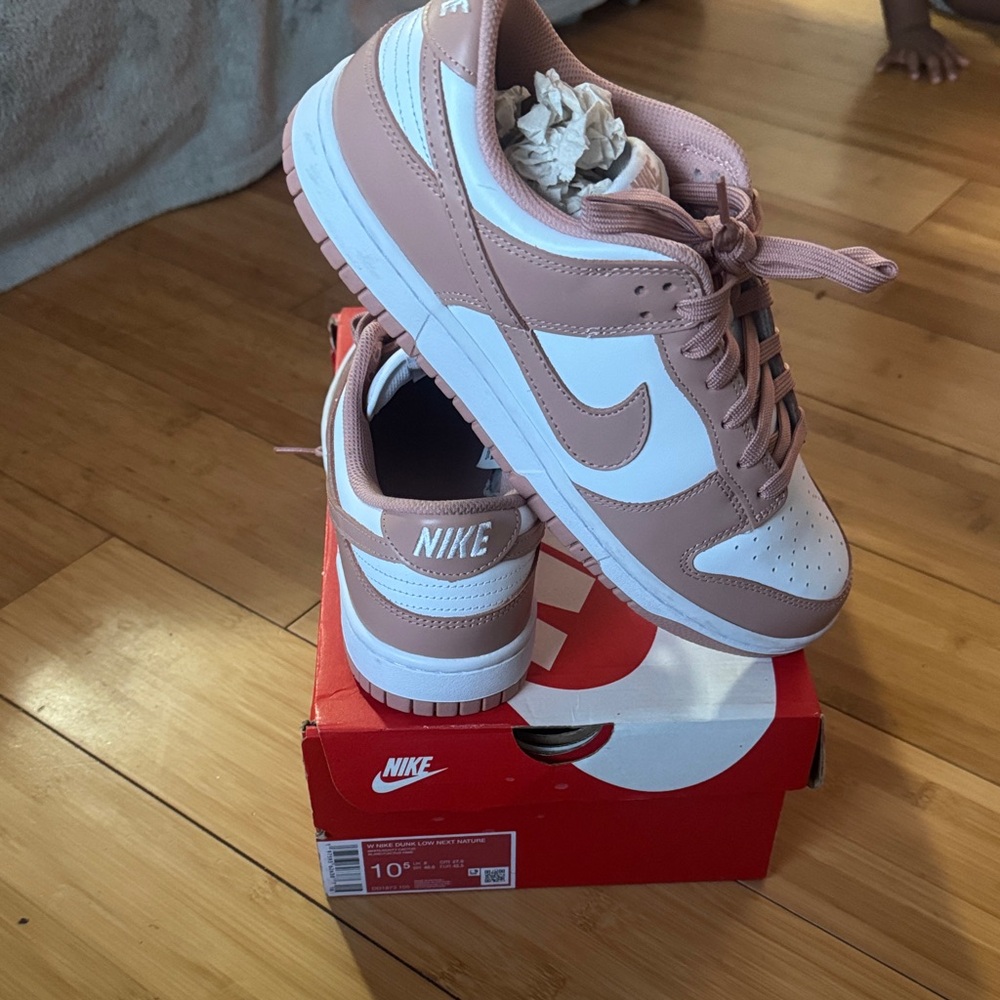 Nike women' Sneakers in Pink and White